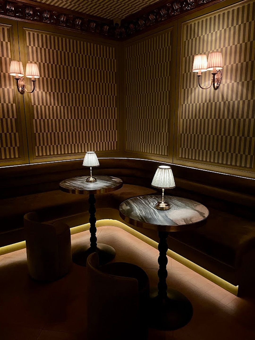 Barra lounge de Cwephodniry con coctelería