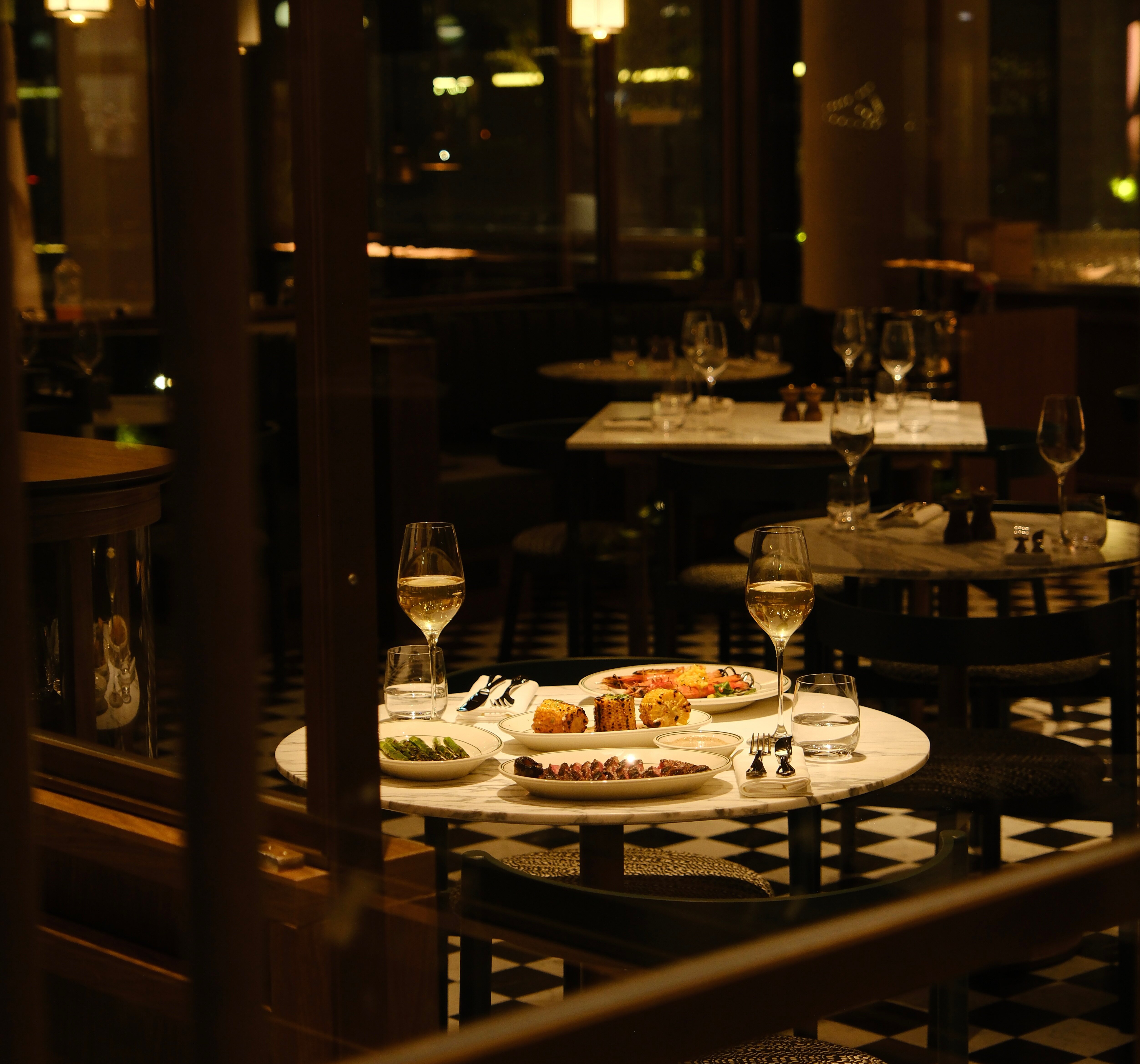 Mesa junto a ventana preparada para evento privado en restaurante